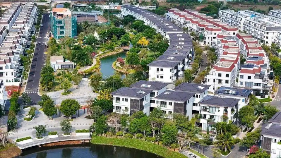 Biệt Thự Song Lập La Vida Residences Vũng Tàu: Mặt Bằng Layout & Giỏ Hàng 111 Căn Compound 14 Cảnh quan đường nội khu thanh bình trước các dãy biệt thự song lập La Vida Vũng Tàu